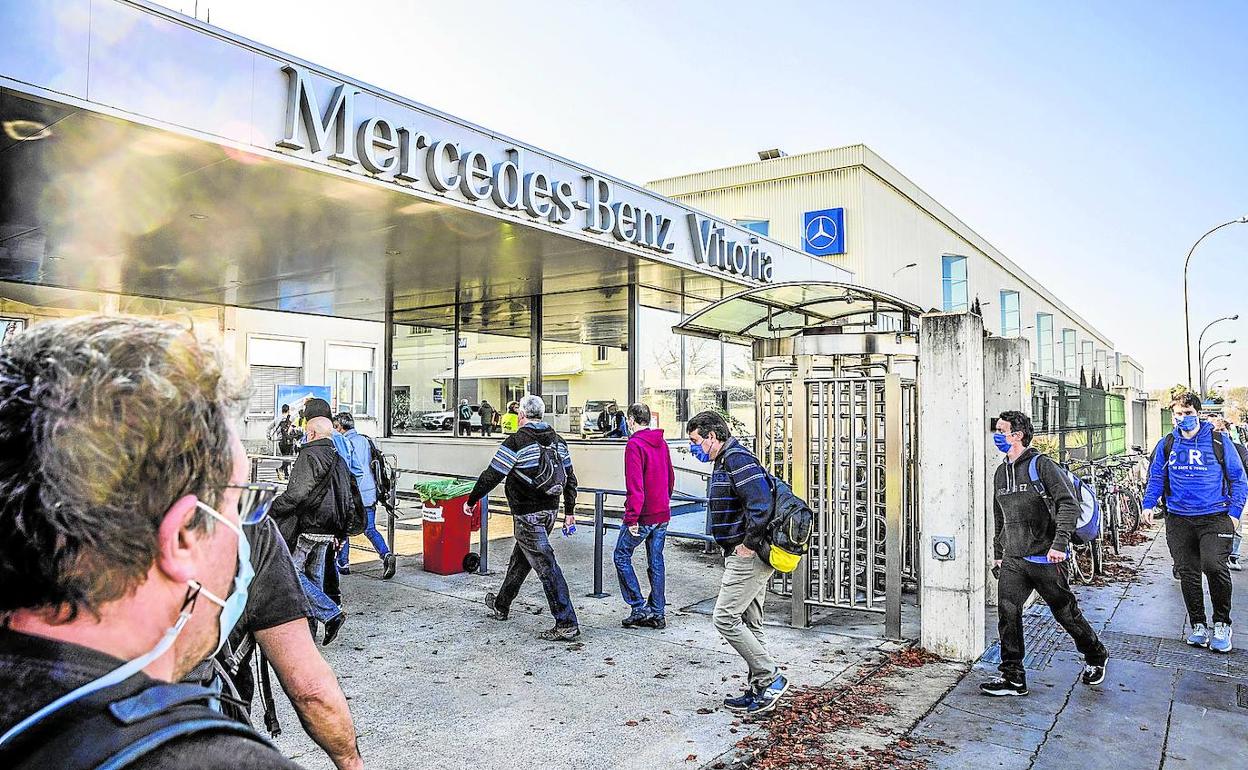 Acceso de los trabajadores de Mercedes a la planta de la capital alavesa. 