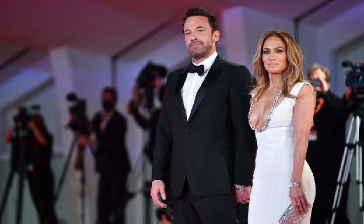 Jennifer López junto a Ben Affleck en la presentación de la película 'The Last Duel'. 