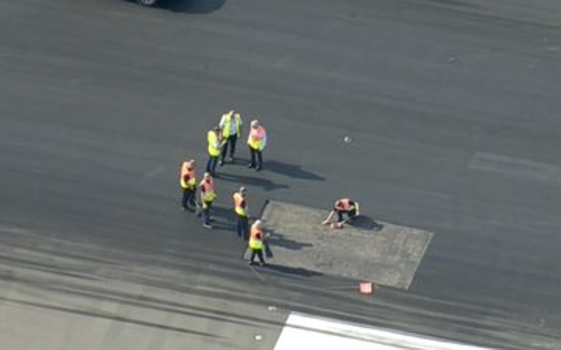 El calor derrite parte del asfalto del aeropuerto de Luton.