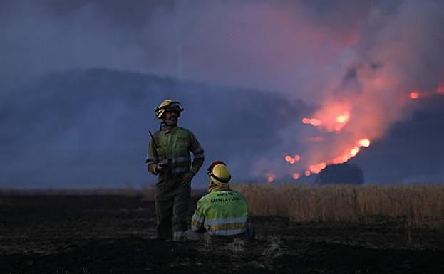 Los incendios dejan dos muertos, miles de desalojados y más de 30.000 hectáreas arrasadas