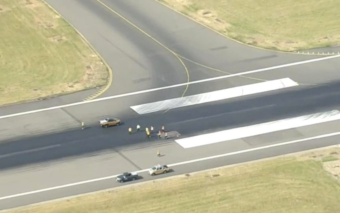 El calor derrite parte del asfalto del aeropuerto de Luton.