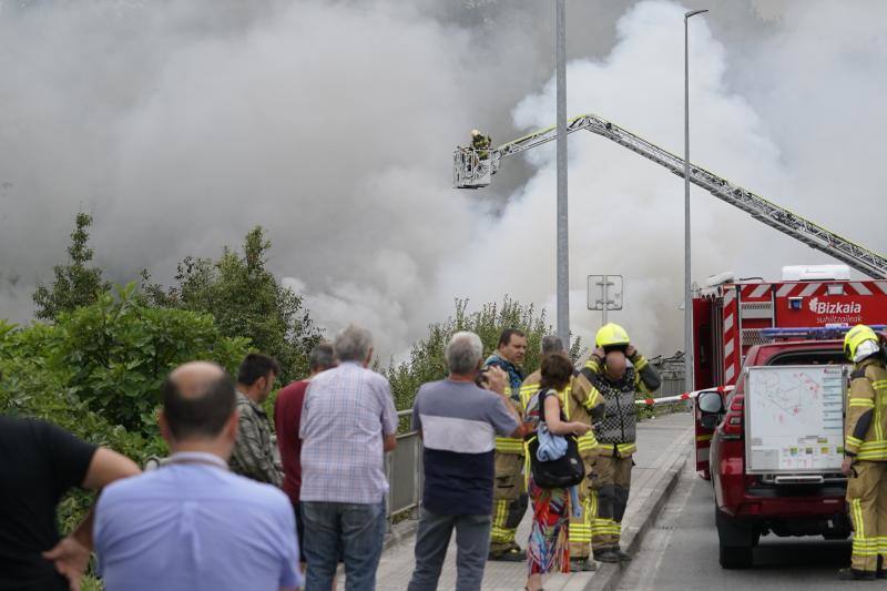 Fotos: Diez desalojados tras un incendio en Lemoa