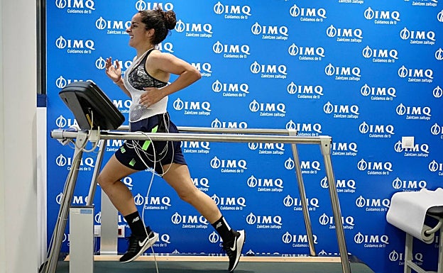 Imagen principal - Las pruebas han sido realizadas y supervisadas por Pablo Aranda, especialista en medicina deportiva. Abajo a la derecha, Claudia Fernández, que llega procedente de la Real, para actuar con el filial rojiblanco. 