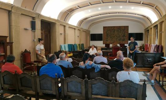 Vecinos que residen junto al edificio a demoler en la reunión con responsables municipales en el pleno de Durango. 