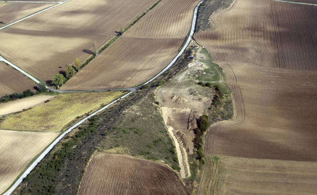 Zornoztegiko Erdi Aroko aztarnategiaren airetiko argazkia.