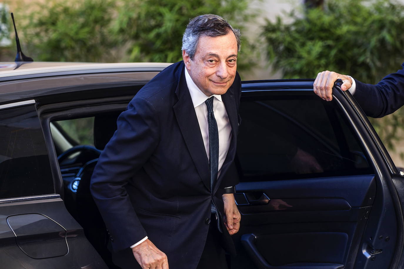 Mario Draghi auto batetik irteten.