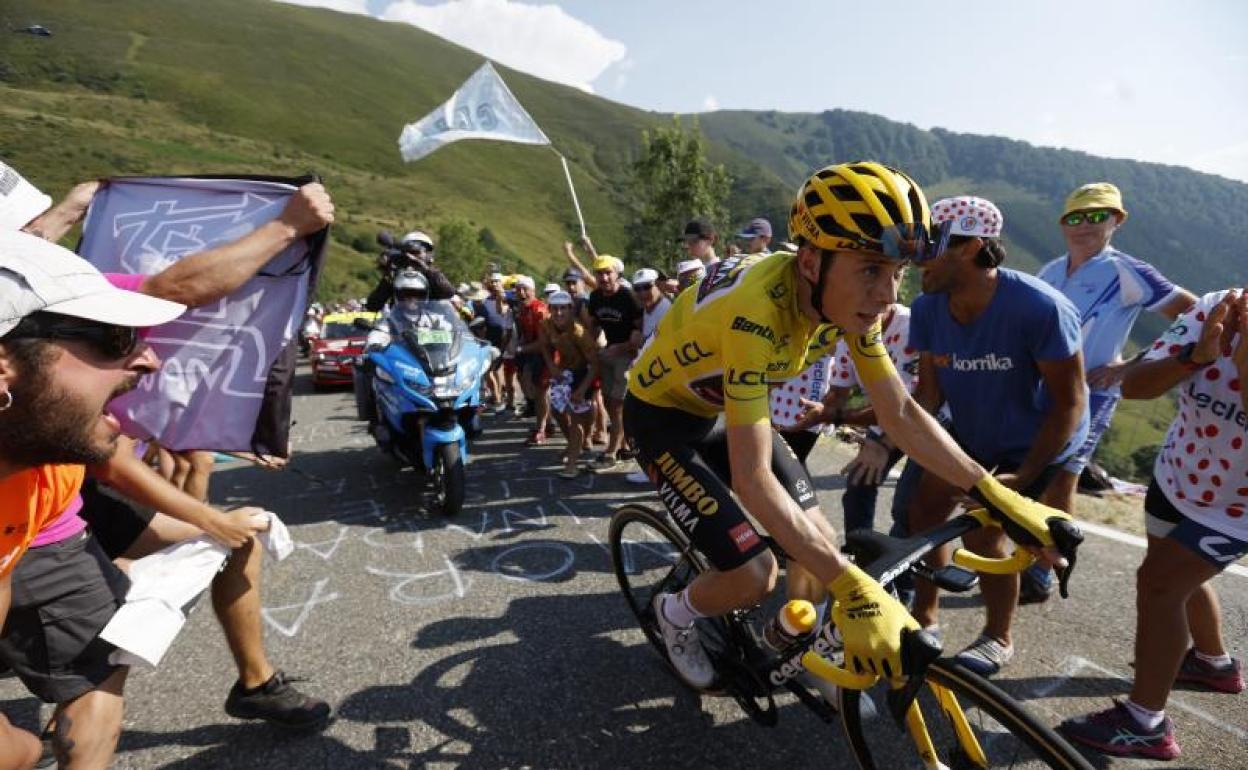 Vingegaard, ya solo, camino de la meta en Hautacam. 