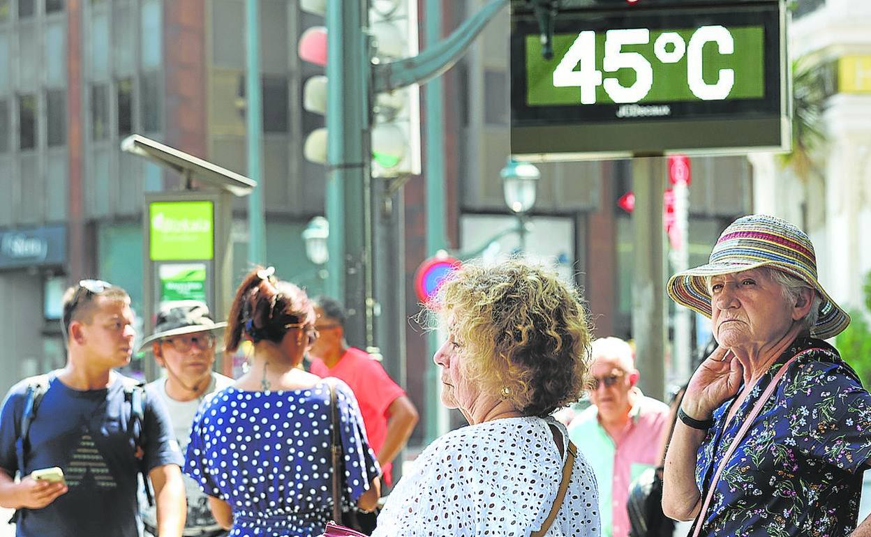 Las personas mayores son las más afectadas por el calor. De los 517 fallecimientos, 403 correspondían a vascos por encima de los 75 años. 
