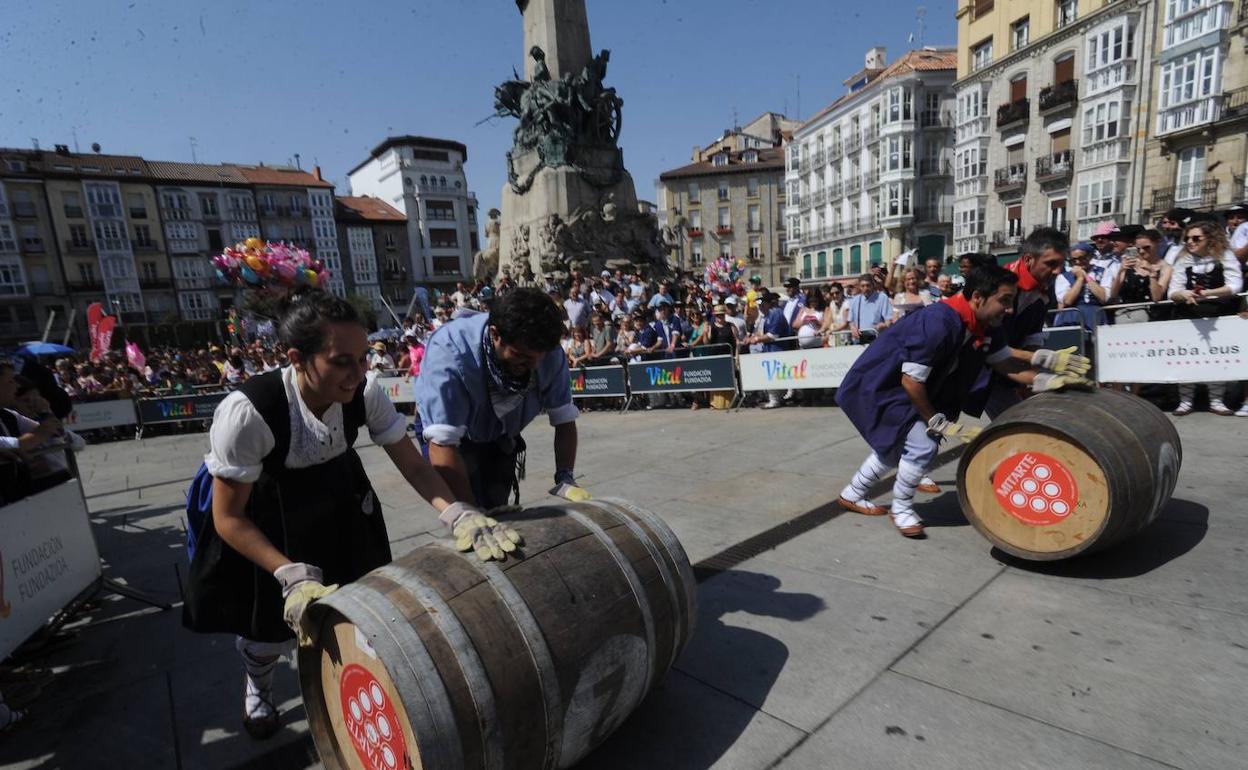 Un momento de la última edición de la carrera de barricas, celebrada en 2019.