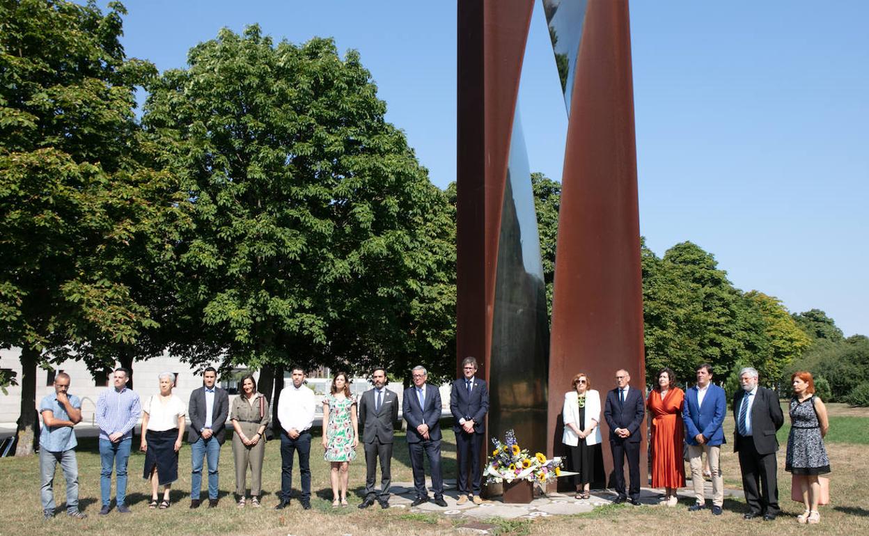 Representantes políticos durante la ofrenda floral. 