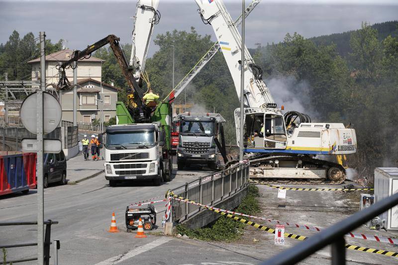 Fotos: La presencia de amianto complica la extinción del incendio y el desescombro en Lemoa