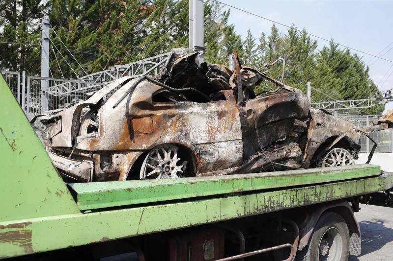 Fotos: La presencia de amianto complica la extinción del incendio y el desescombro en Lemoa