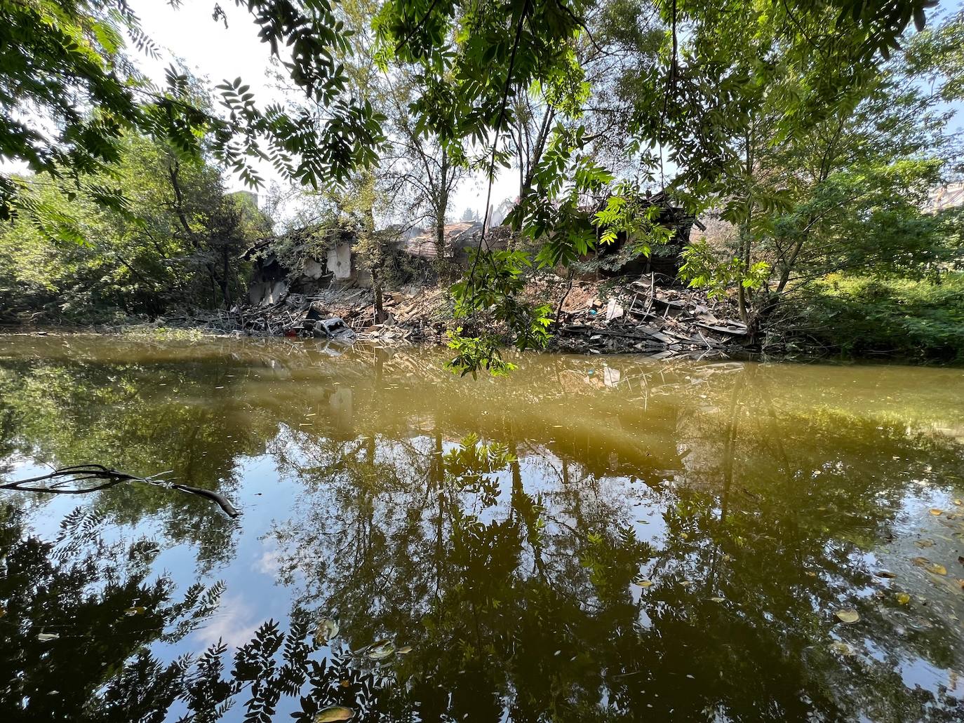 Fotos: La presencia de amianto complica la extinción del incendio y el desescombro en Lemoa