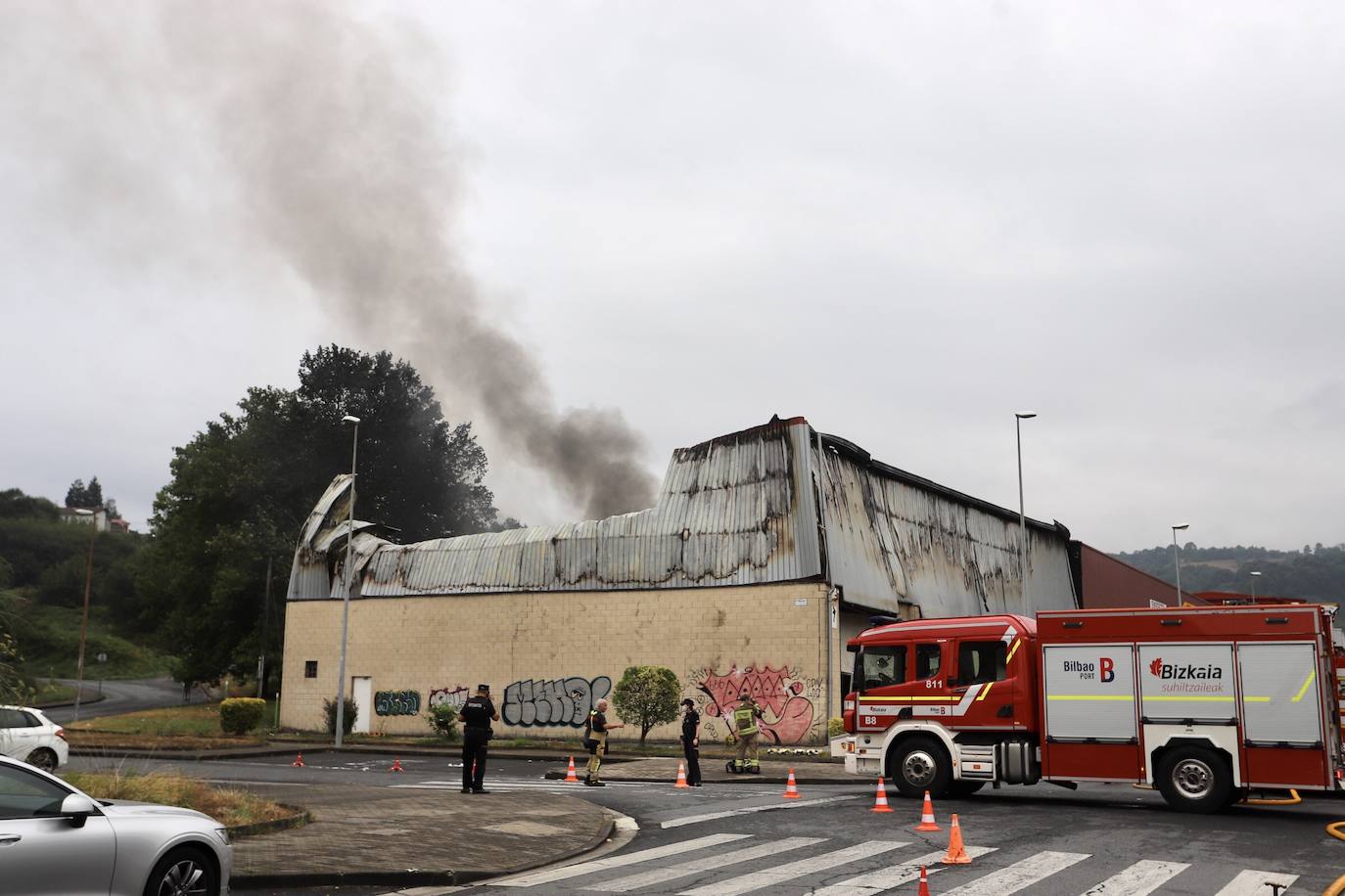 Fotos: Un incendio destruye una nave en el polígono de Sangroniz en Sondika