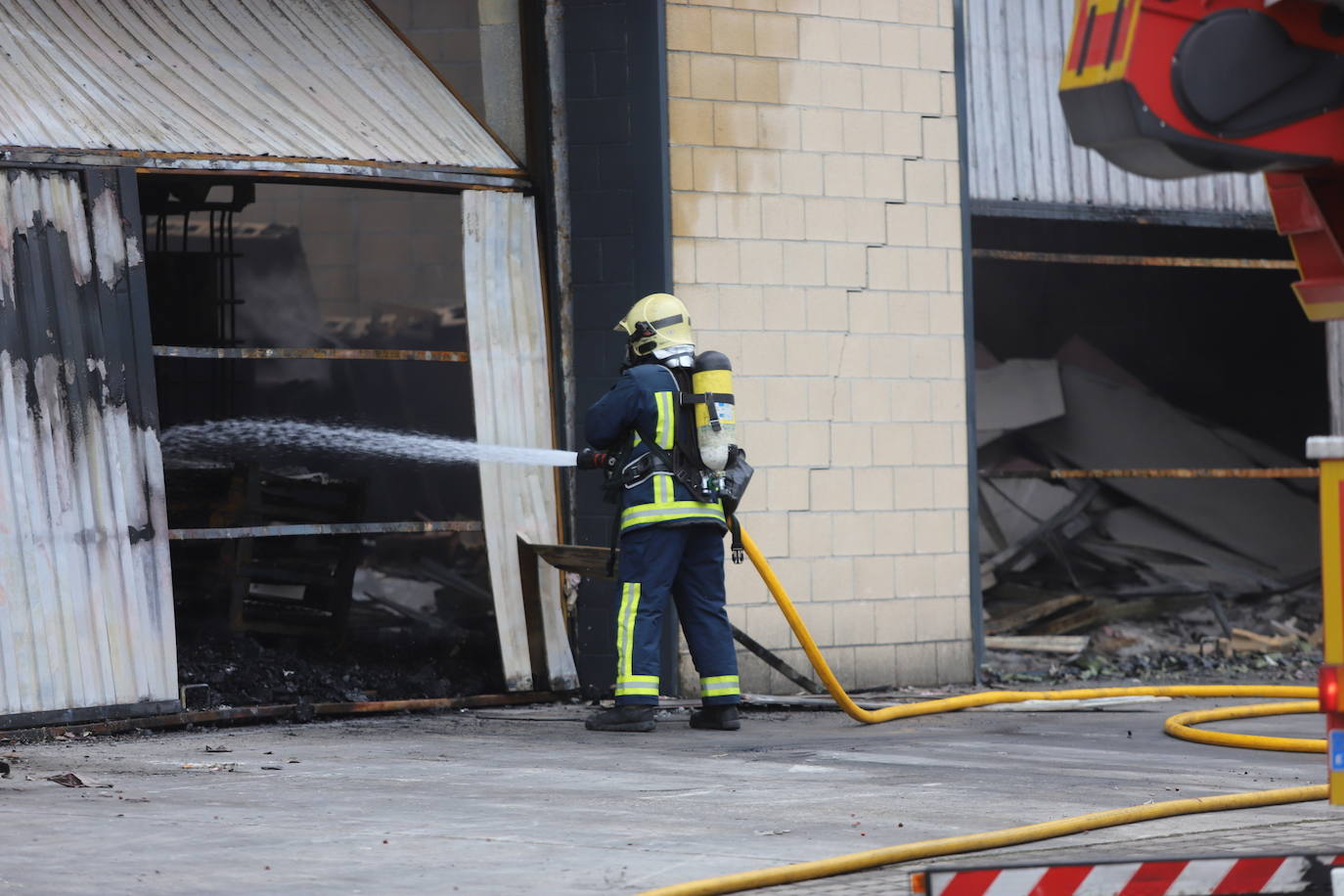 Fotos: Un incendio destruye una nave en el polígono de Sangroniz en Sondika