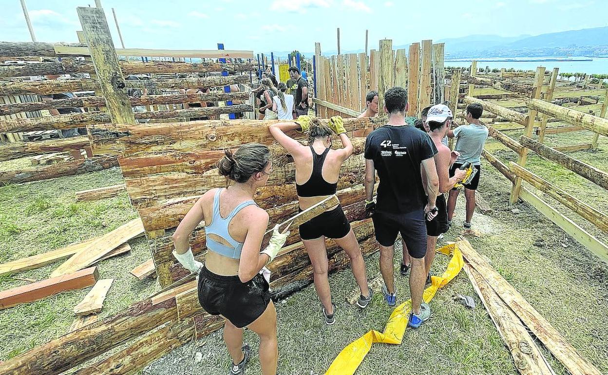 Una cuadrilla acota con muros de madera el recinto en el que celebrará la fiesta de este domingo.