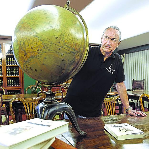 Ramón Jiménez Fraile en la biblioteca del Círculo Vitoriano, donde presentó su libro ayer. 