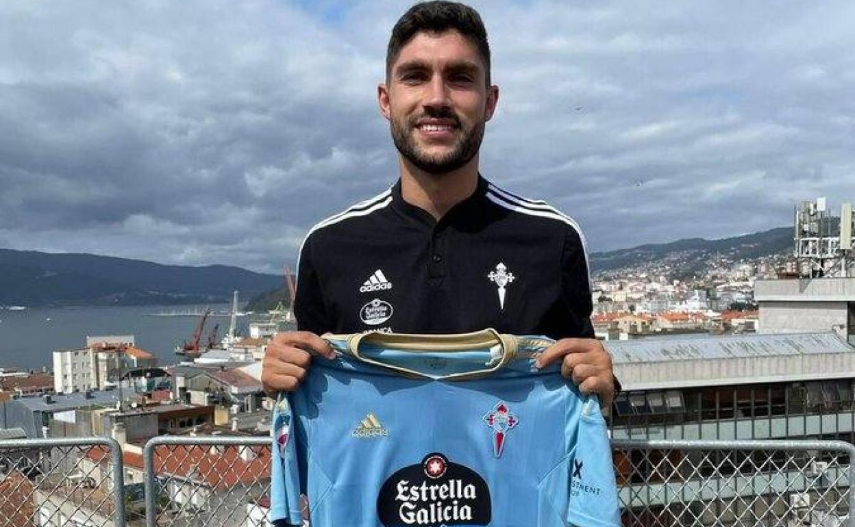 Nuñez y su nueva camiseta.