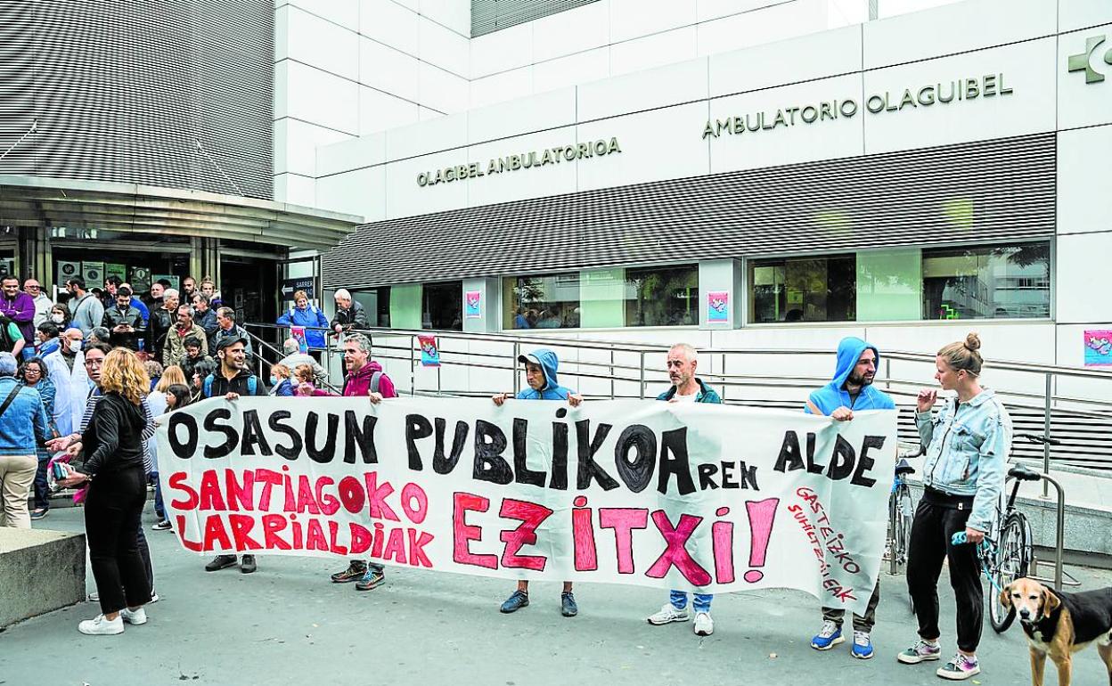 El Pleno municipal aprobó una moción para pedir medidas como «reabrir las Urgencias de Santiago».