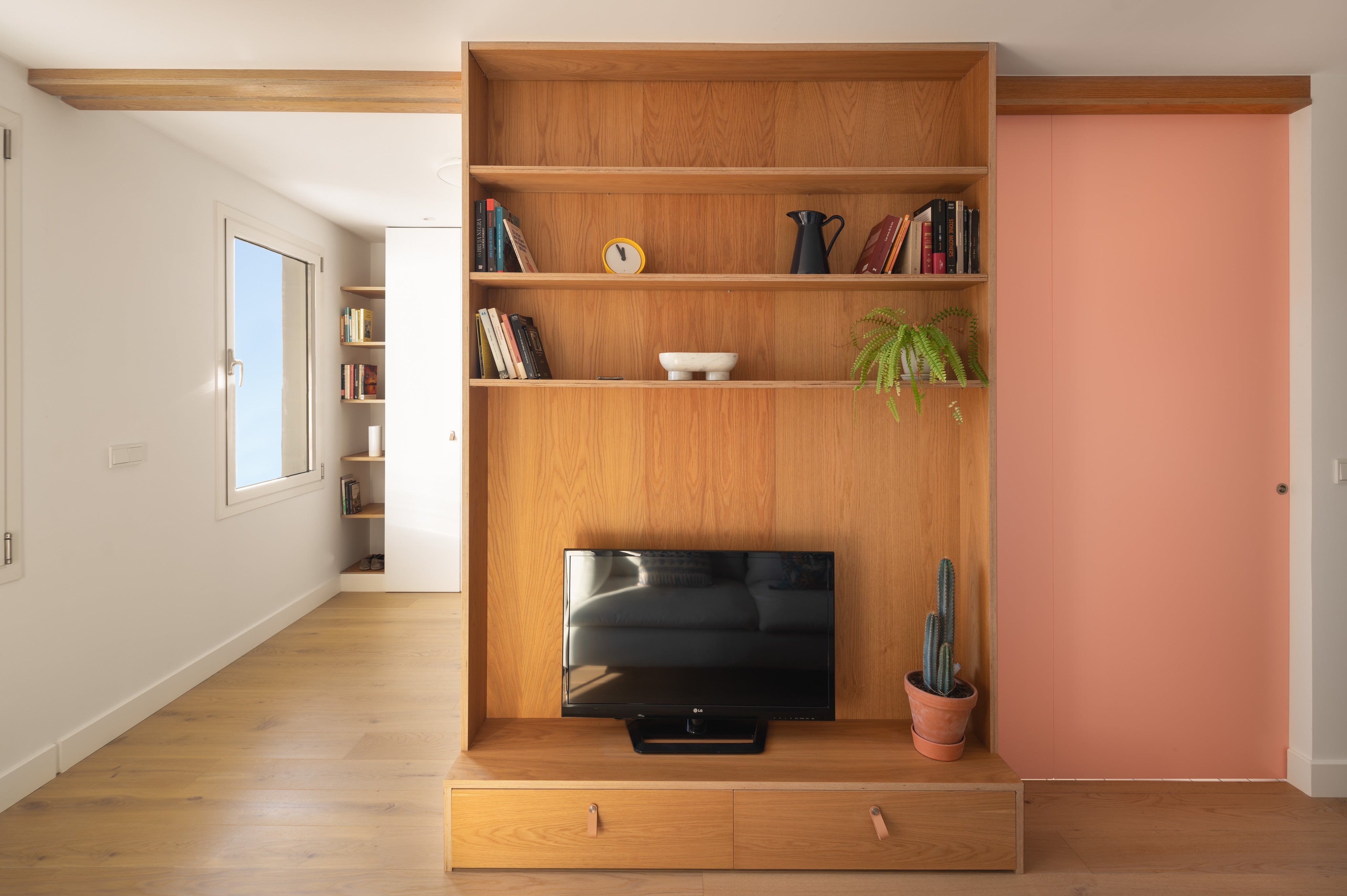 Fotos: El sorprendente &#039;minipiso&#039; de una pareja en el Puerto Viejo: 25 metros y habitaciones que se transforman