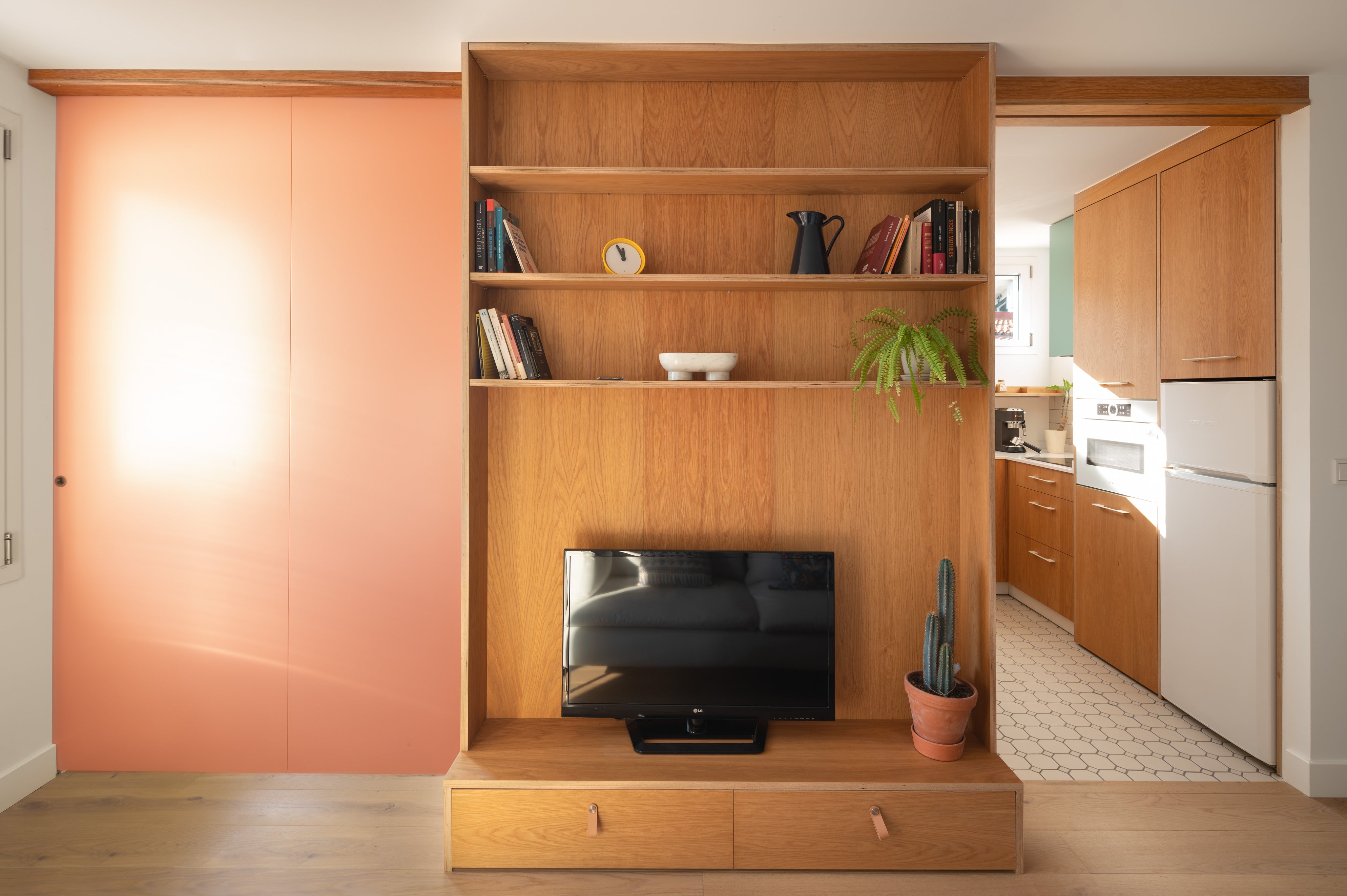 Fotos: El sorprendente &#039;minipiso&#039; de una pareja en el Puerto Viejo: 25 metros y habitaciones que se transforman