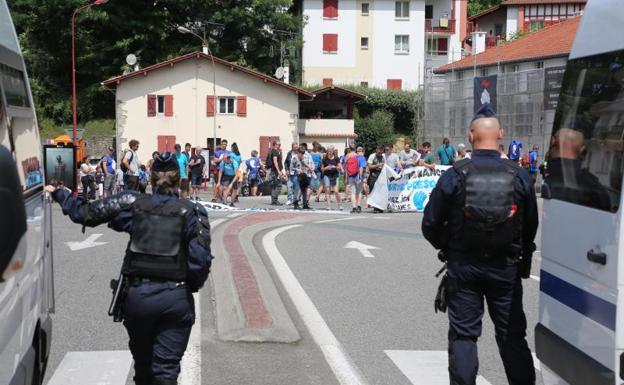 Policía francesa en Hendaia intenta impedir el bloqueo de la carretera 