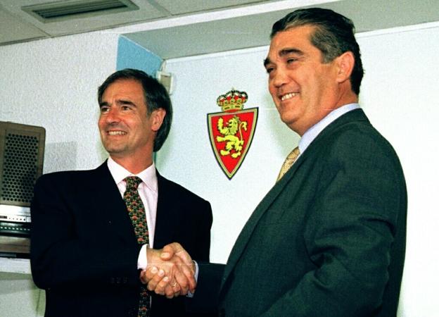 El presidente del Zaragoza, Alfonso Soláns, aprieta la mano de Txetxu Rojo (durante la presentación de éste como entrenador del equipo para la Liga 98-99. 