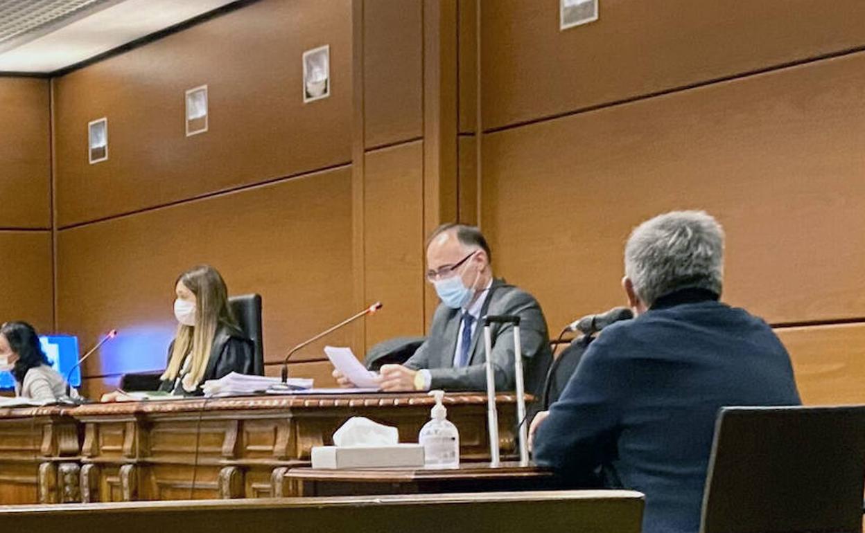 El ahora condenado, a la derecha, durante su declaración en la Audiencia Provincial de Álava. 