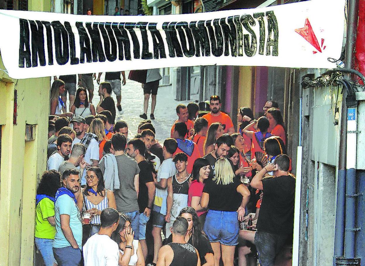 Jóvenes disfrutando de las fiestas de Mutriku. 