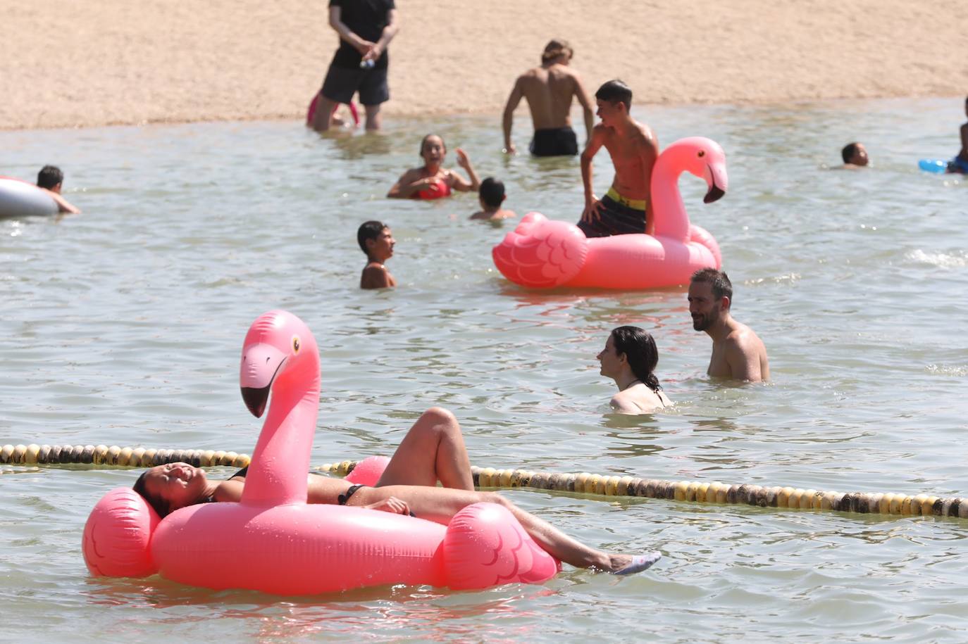 Fotos: Los alaveses abarrotan el pantano para sobrellevar un domingo de altas temperaturas