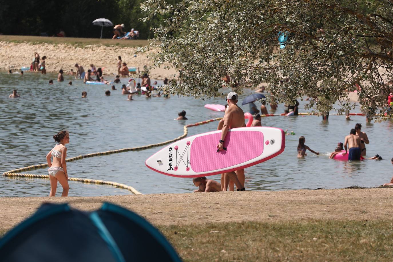 Fotos: Los alaveses abarrotan el pantano para sobrellevar un domingo de altas temperaturas