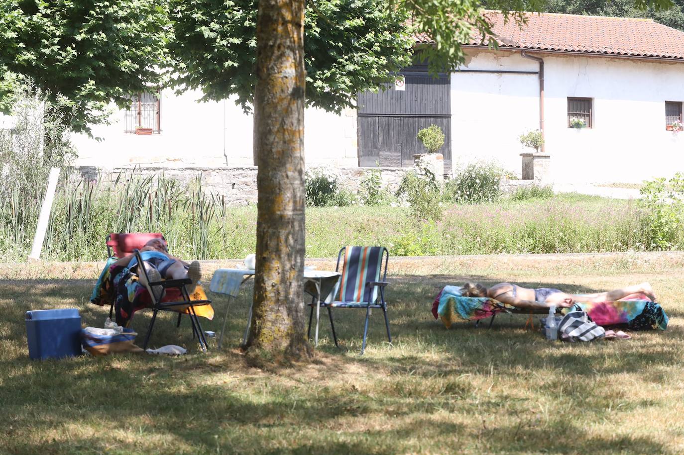 Fotos: Los alaveses abarrotan el pantano para sobrellevar un domingo de altas temperaturas