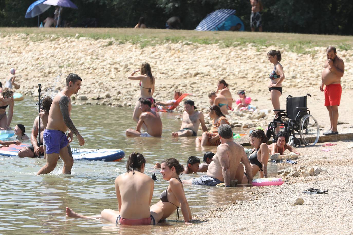 Fotos: Los alaveses abarrotan el pantano para sobrellevar un domingo de altas temperaturas