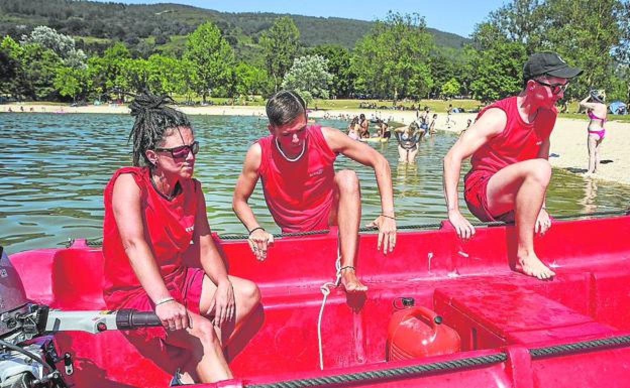 Itsaso Corrales, Aritz Iruzubieta y Jon Álviz montan en su zodiac amarrada junto a la playa de Landa. 