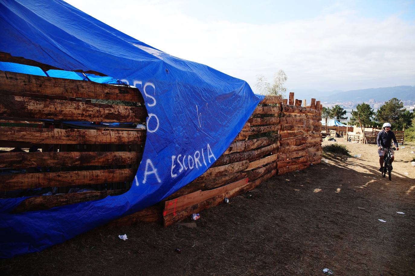 Fotos: Limpieza en Aixerrota tras la multitudinaria fiesta de Paellas