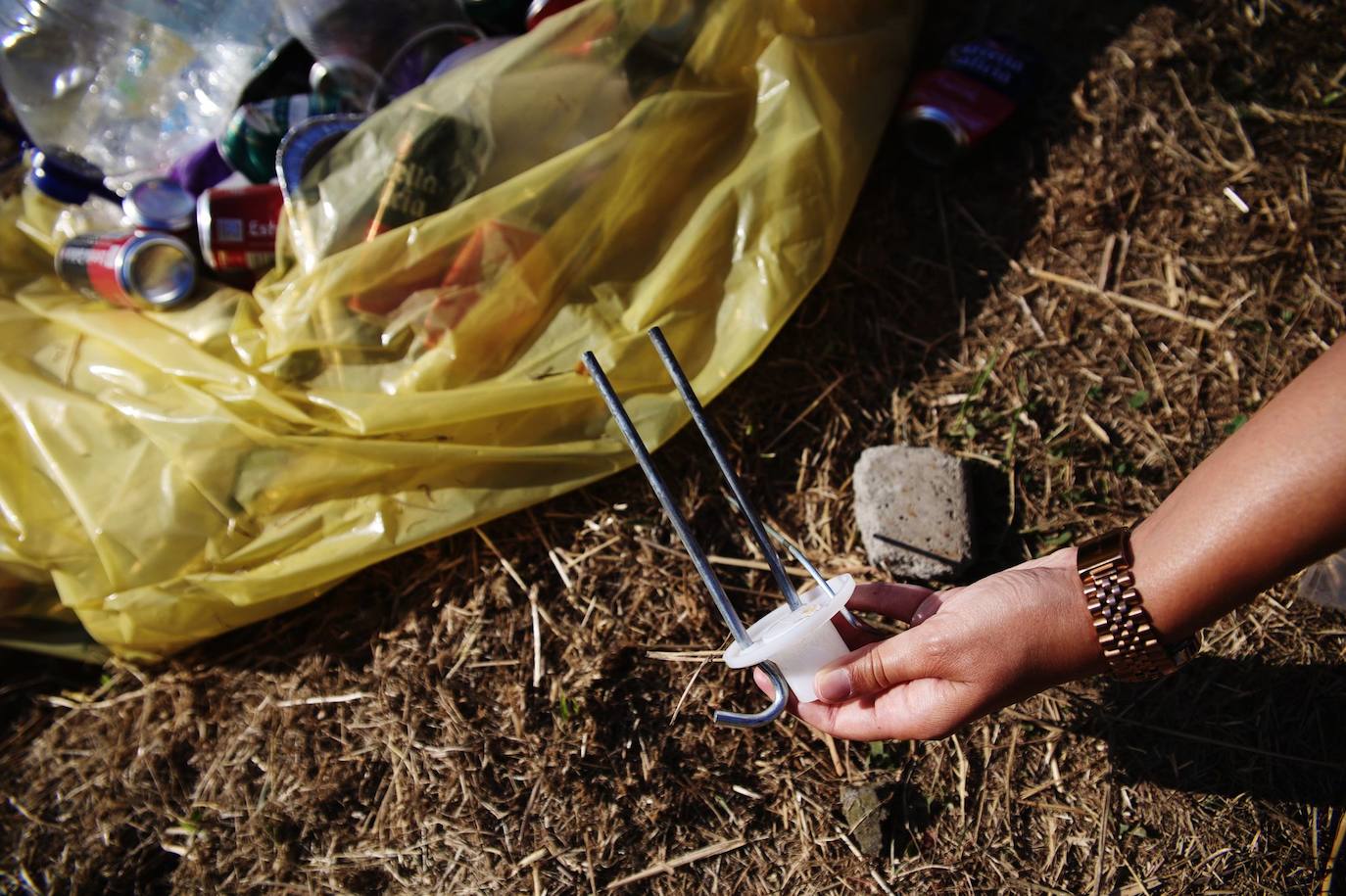 Fotos: Limpieza en Aixerrota tras la multitudinaria fiesta de Paellas