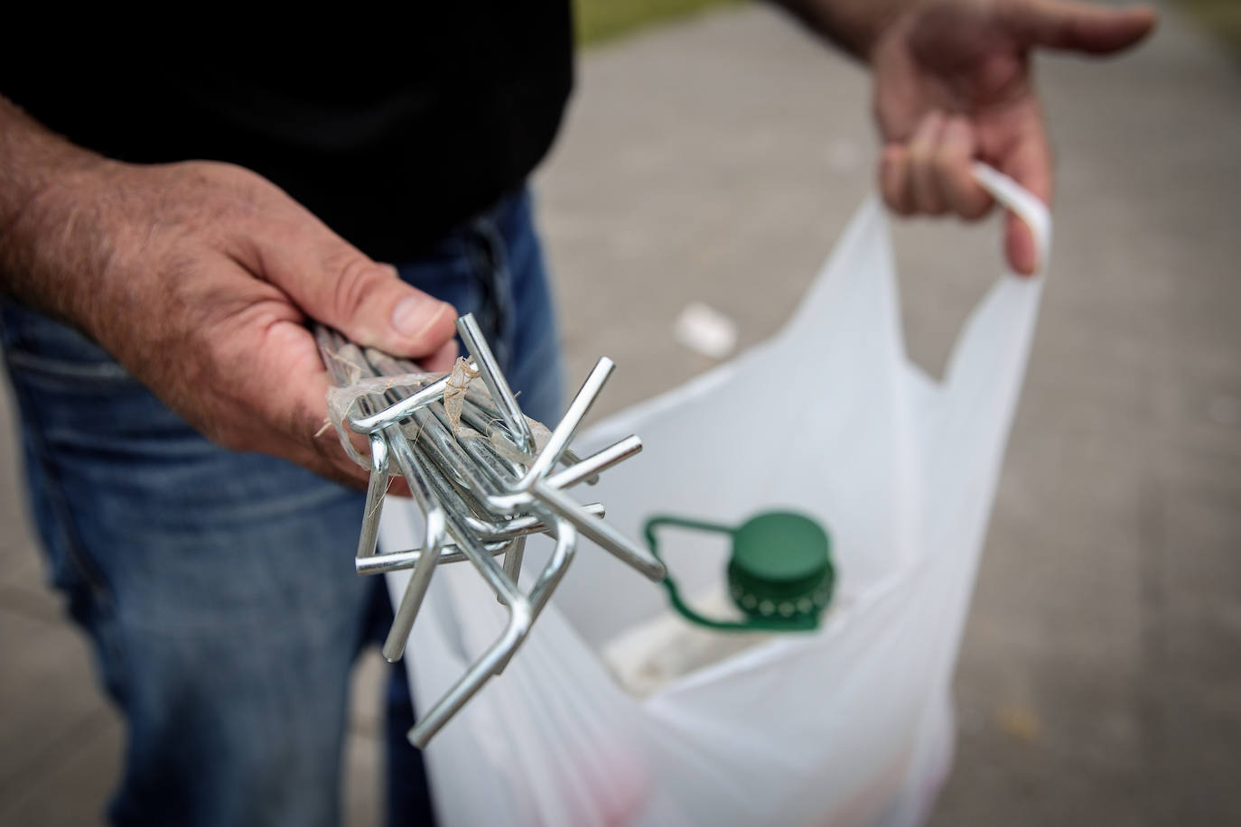 Fotos: Limpieza en Aixerrota tras la multitudinaria fiesta de Paellas