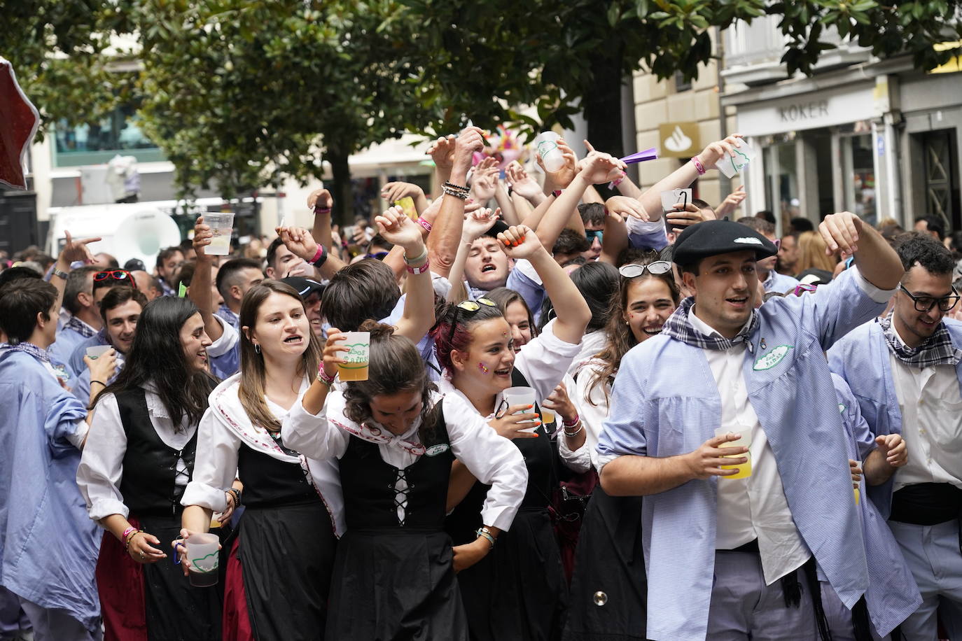 Fotos: Búscate en las fotos del Día del Blusa y la Neska de Vitoria