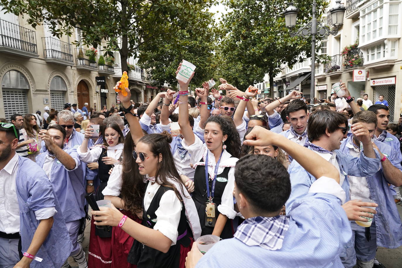 Fotos: Búscate en las fotos del Día del Blusa y la Neska de Vitoria