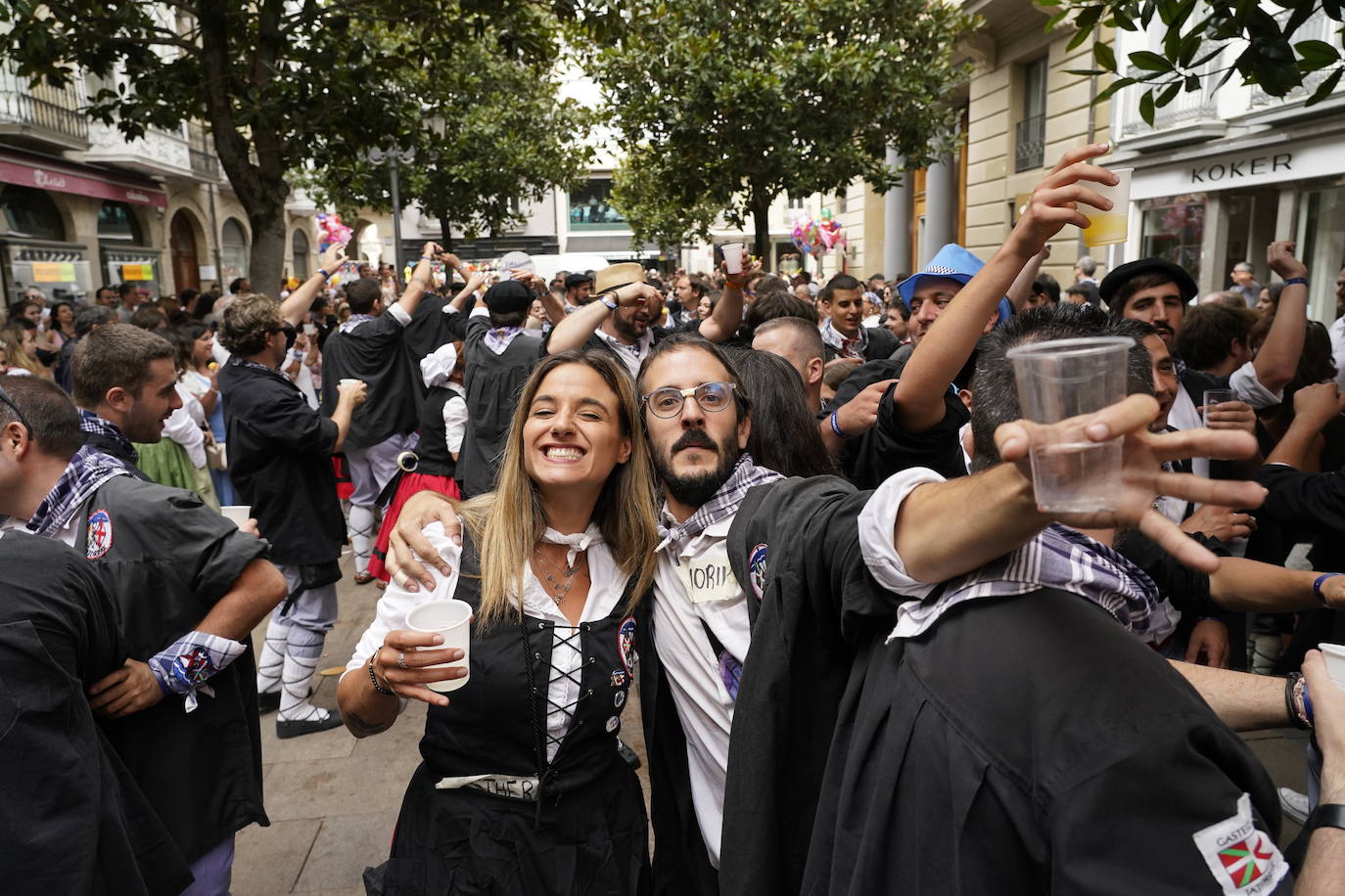 Fotos: Búscate en las fotos del Día del Blusa y la Neska de Vitoria