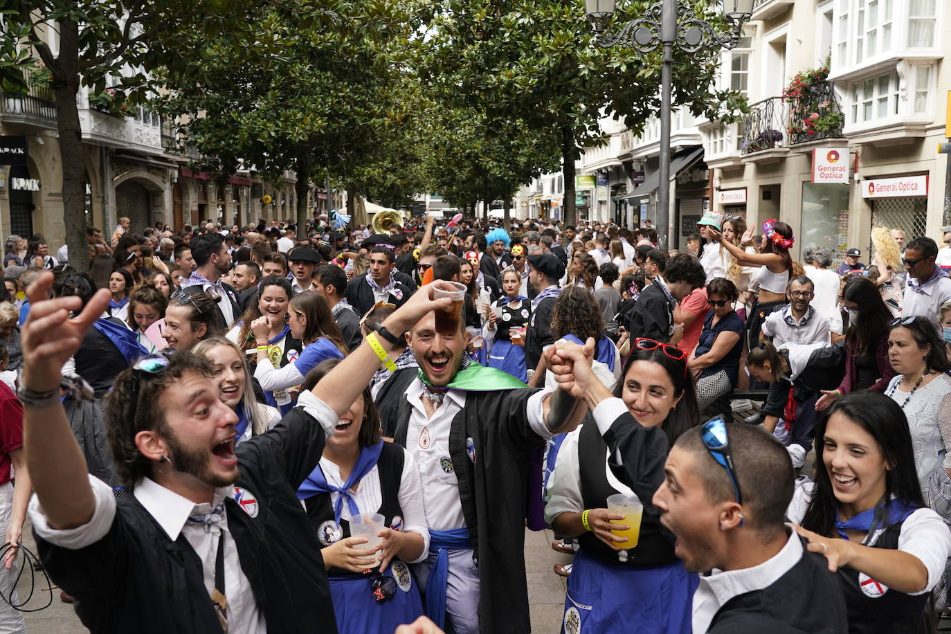 Fotos: Búscate en las fotos del Día del Blusa y la Neska de Vitoria