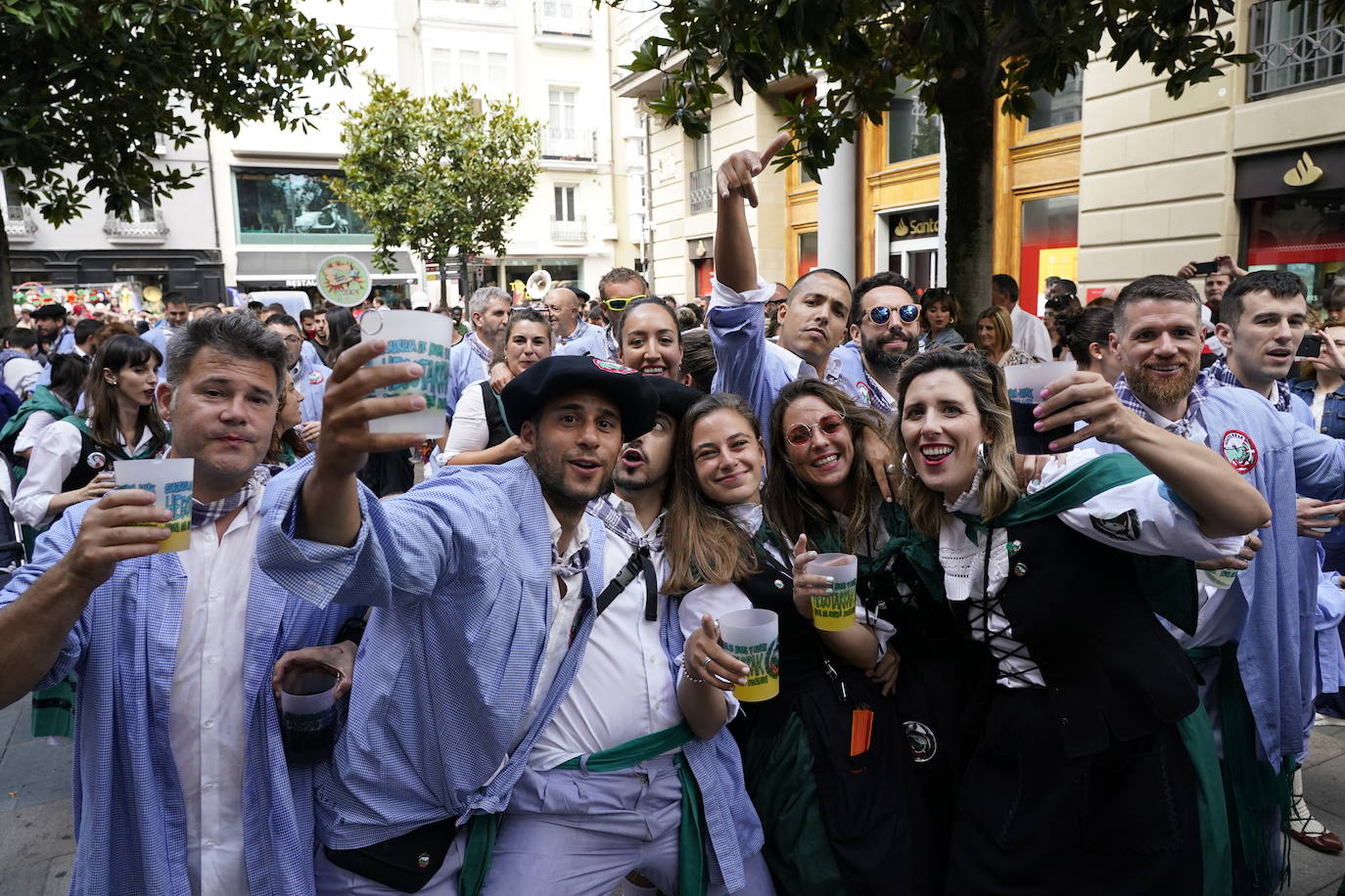 Fotos: Búscate en las fotos del Día del Blusa y la Neska de Vitoria