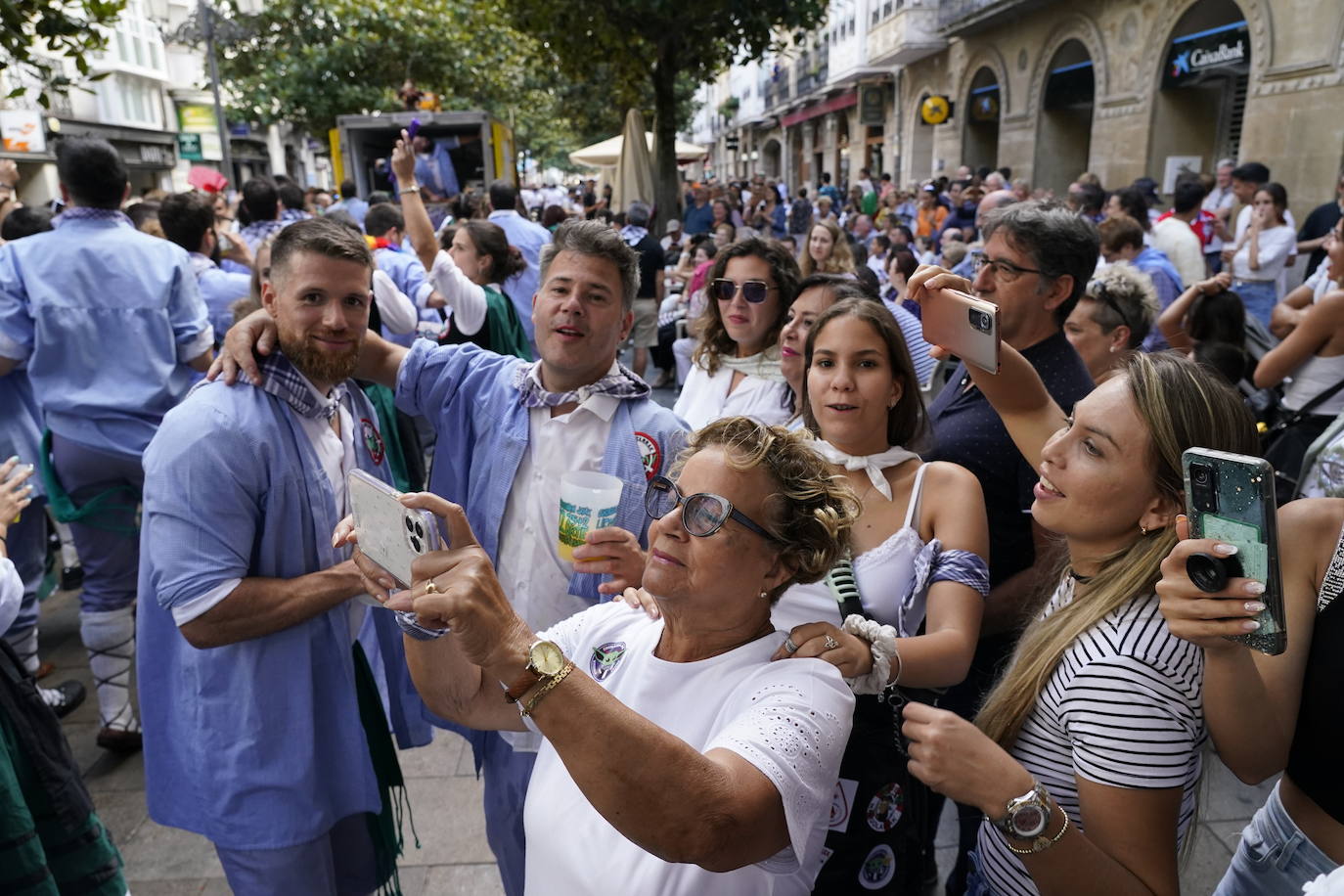 Fotos: Búscate en las fotos del Día del Blusa y la Neska de Vitoria