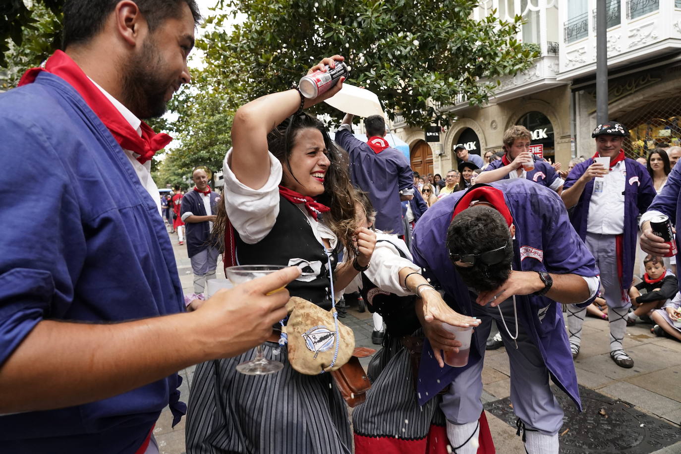 Fotos: Búscate en las fotos del Día del Blusa y la Neska de Vitoria