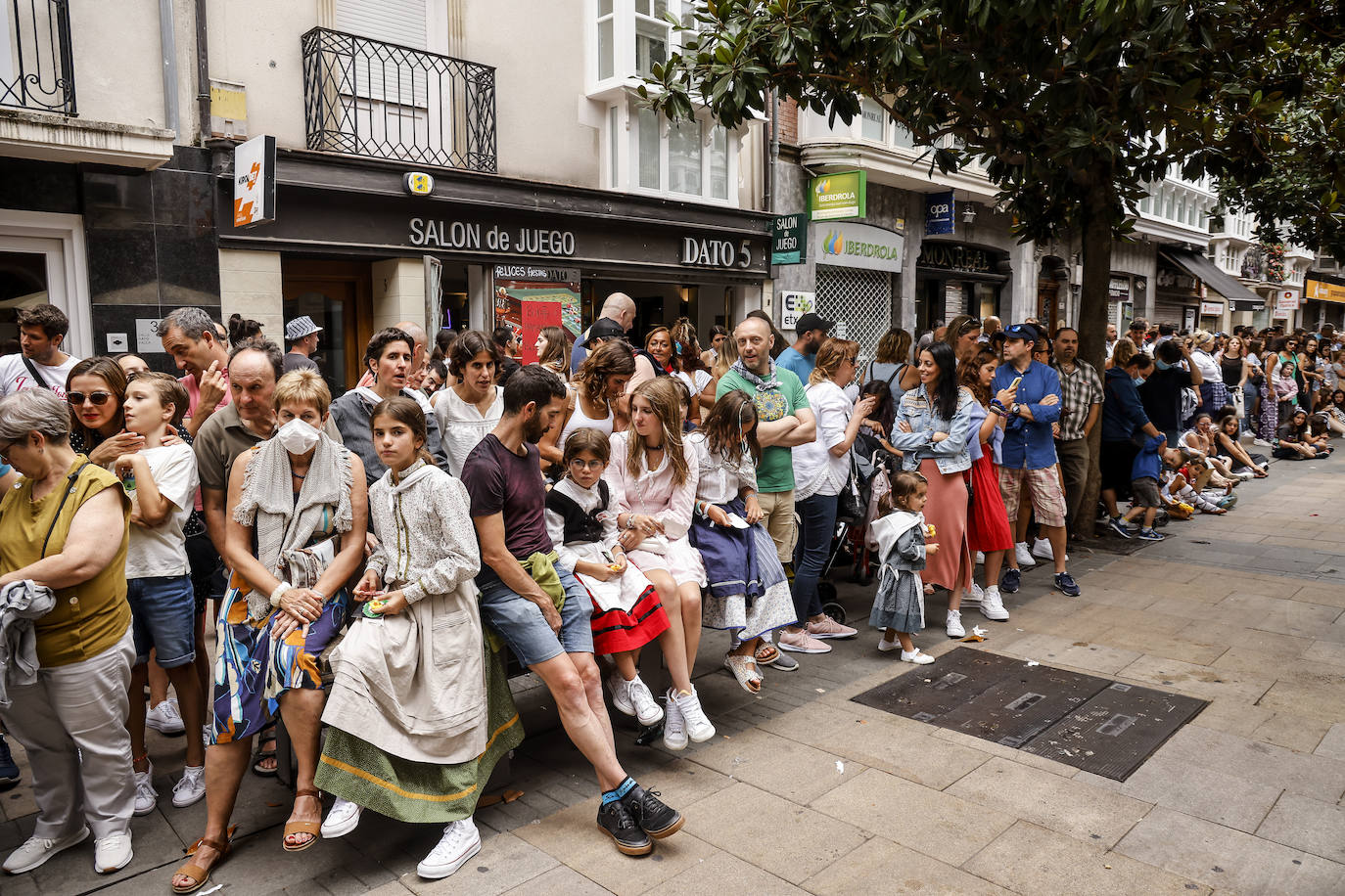 Fotos: Búscate en las fotos del Día del Blusa y la Neska de Vitoria