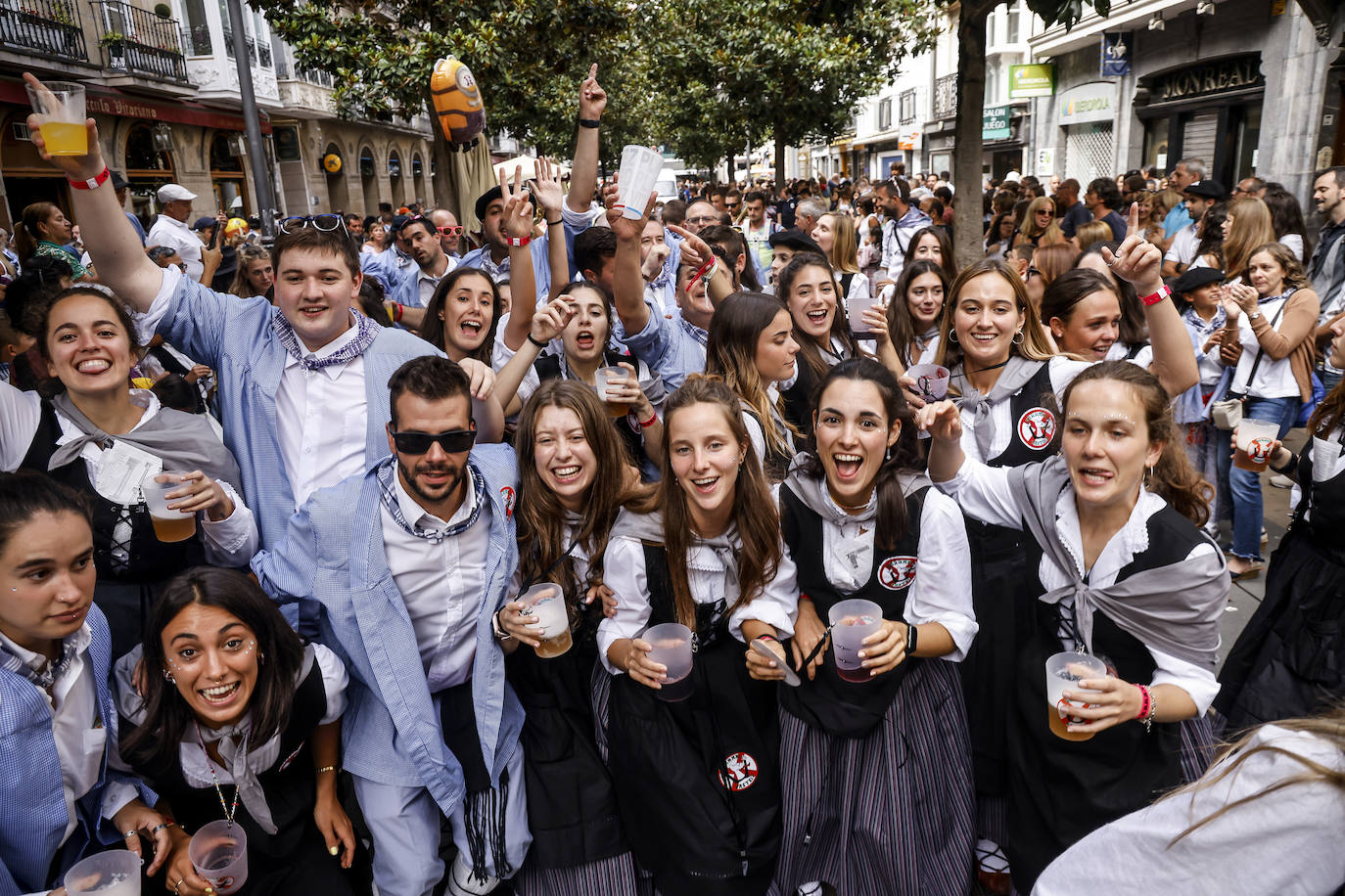 Fotos: Búscate en las fotos del Día del Blusa y la Neska de Vitoria