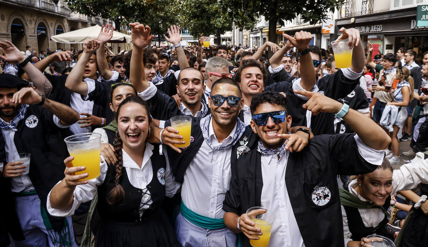 Fotos: Búscate en las fotos del Día del Blusa y la Neska de Vitoria