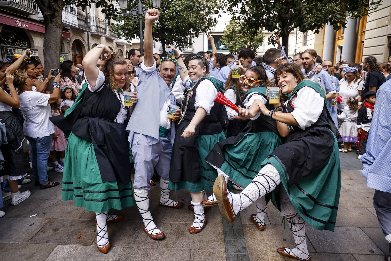 Fotos: Búscate en las fotos del Día del Blusa y la Neska de Vitoria