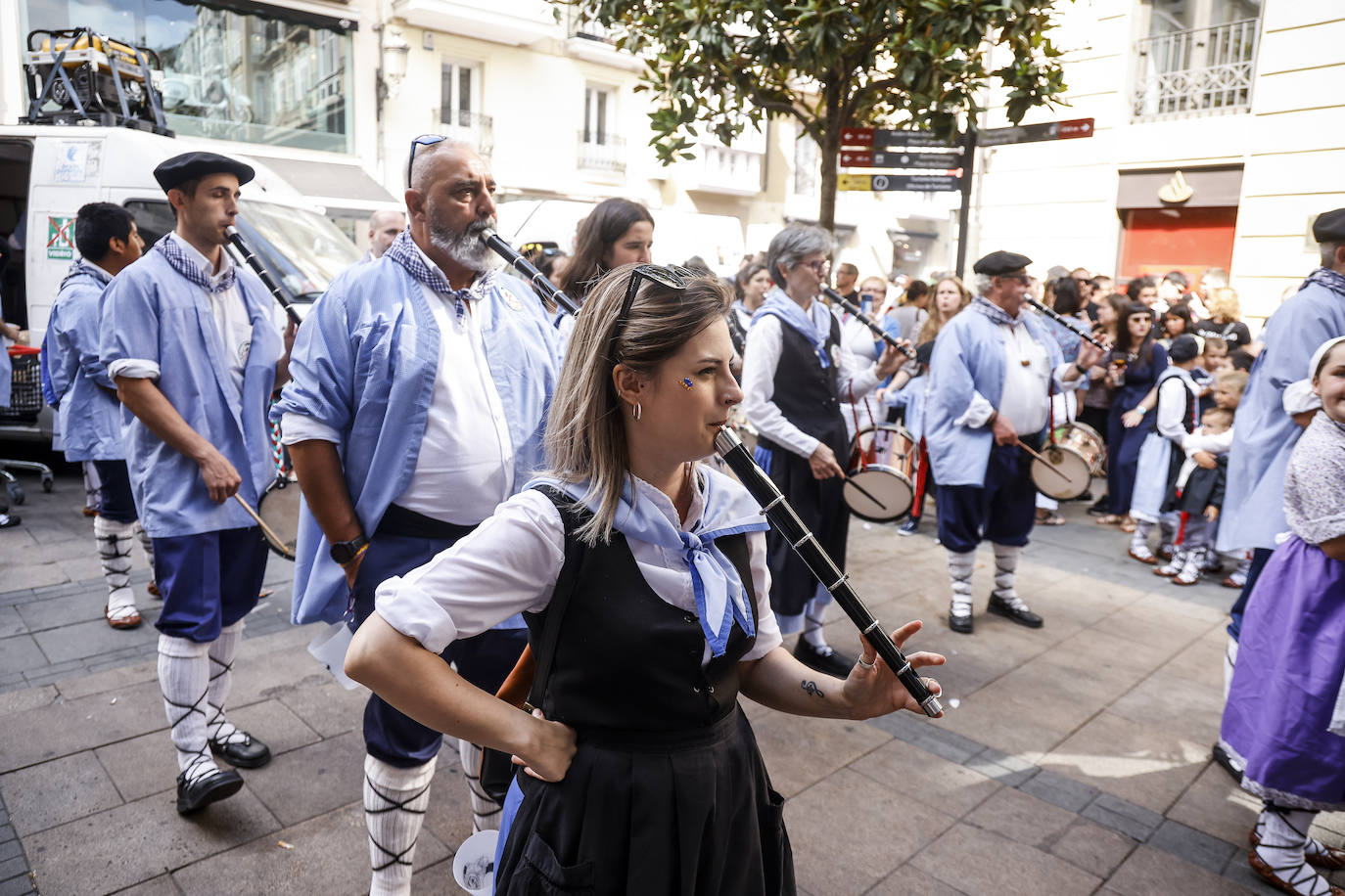 Fotos: Búscate en las fotos del Día del Blusa y la Neska de Vitoria