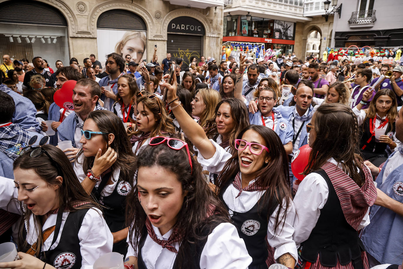 Fotos: Búscate en las fotos del Día del Blusa y la Neska de Vitoria